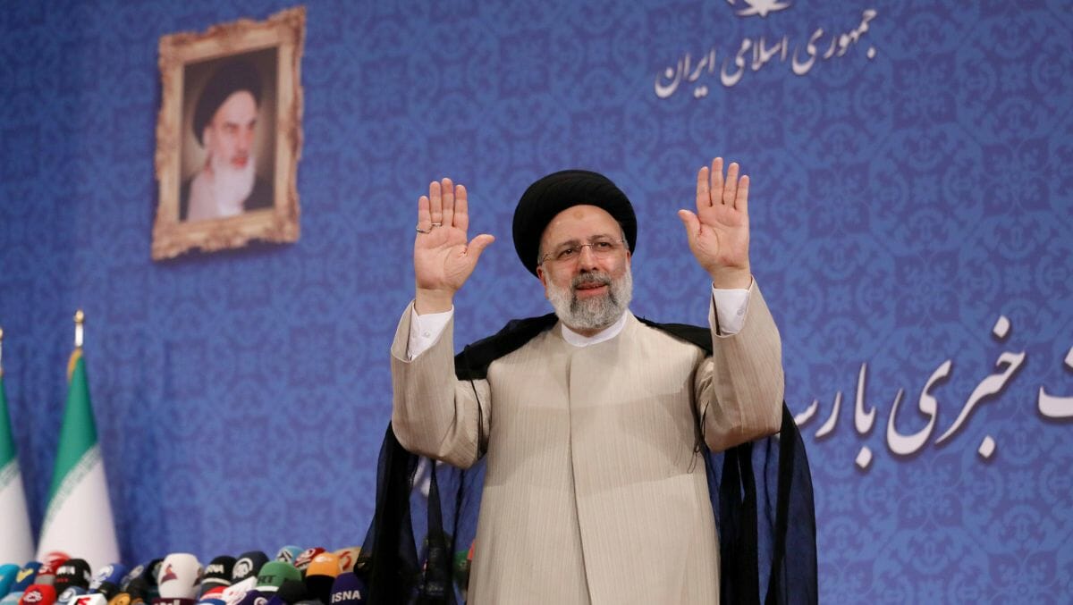 Ebrahim Raisi bei der Konferenz nach seiner Wahl zum Präsidenten des Iran