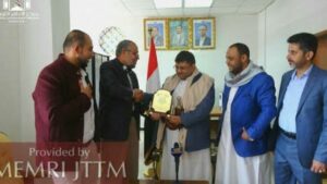 Hamasvertreter im Jemen, Mo'az Abu Shamala überreicht eine Ehrenplakette an Huthi-Führer Muhammad 'Ali Al-Houthi