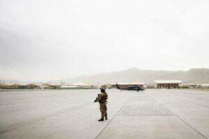 Am Flughafen von Kabul (hier noch von einem US-Soldaten bewacht) soll künftig die Türkei für Sicherheit sorgen – nur einer der Reibungspunkte, an denen sich der Krieg in Afghanistan weiter ausdehnen könnte. (© imago images/photothek)