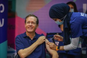 wie hunderttausende andere Israelis auch hat Präsident Jitzchak Herzog hat seine dritte Corona-Impfung bereits erhalten. (© imago images/Xinhua)