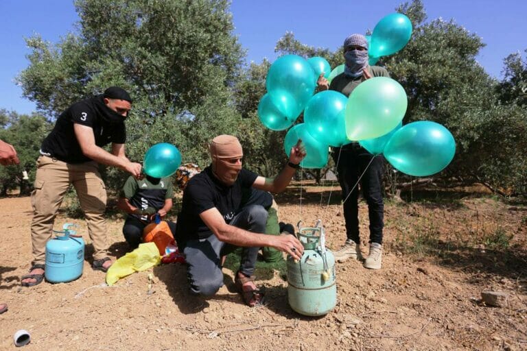 Falls ihr Geld nicht bar zur Verfügung gestellt wird, droht die Hamas u.a. wieder mit Brandballons gegen Israel. (© imago images/ZUMA Wire)