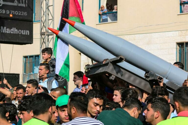 Bei einer Parade präsentiert die Hamas ihre Raketen. Gelagert werden sie inmitten der palästinensischen Zivilbevölkerung Gazas. (© imago images/ZUMA Wire)