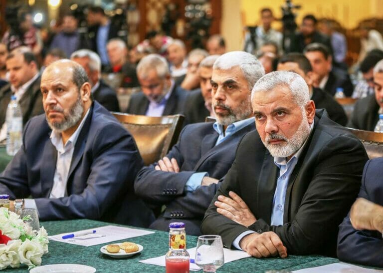 Die Hamas-Führung (im Bild Mahmud az-Zahar, Yahya Sinwar und Ismail Haniyeh) sind alles andere als erfreut über das Vorgehen der saudi-arabischen Justiz. (© imago images/ZUMA Press)