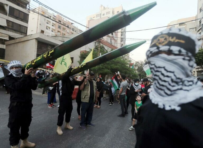 Raketen der Hisbollah bei einer Parade in Beirut. (© imago images/ZUMA Wire)