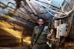 Schon 2019 präsentierte die israelische Armee einen von ihr entdeckten Hisbollah-Tunnel an der Grenze zum Libanon. (© imago images/Xinhua)