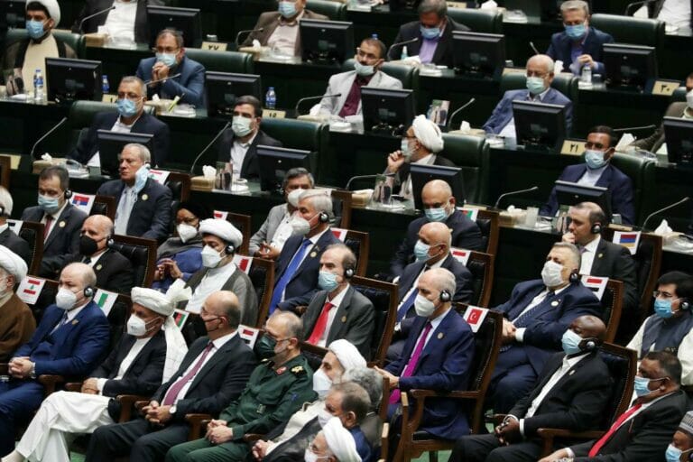 Der zweithöchste EU-Außenpolitiker Enrique Mora (zweite Reihe Mitte, mit roter Krawatte) saß bei der Angelobung von Ebrahim Raisi in Teheran hinter Vertretern der Hamas, des Palästinensischen Islamischen Dschihad und der Hisbollah. (© <a href="http://www.imago-images.de">imago images</a>/UPI Photo)