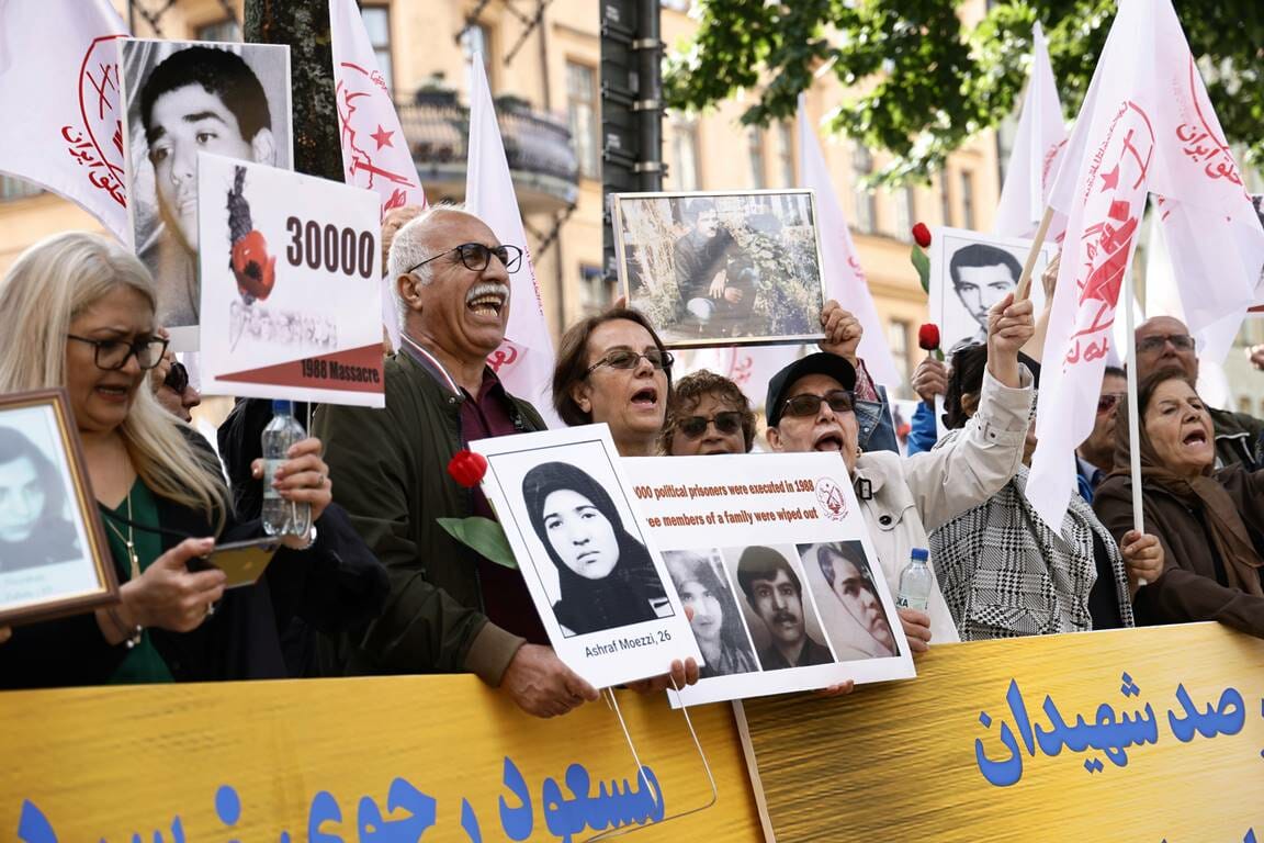 Vor dem Gericht in Stockholm protestierten Anhänger der Volksmudschahedin gegen die Verbrechen des iranischen Regimes. (© imago images/TT)