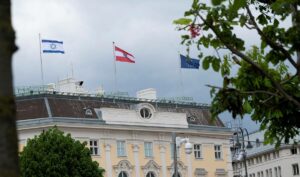 Während des jüngsten Gaza-Krieges ließ Kanzler Kurz am Bundeskanzleramt in Wien die israelische Flagge aufziehen. (© imago images/SEPA.Media)