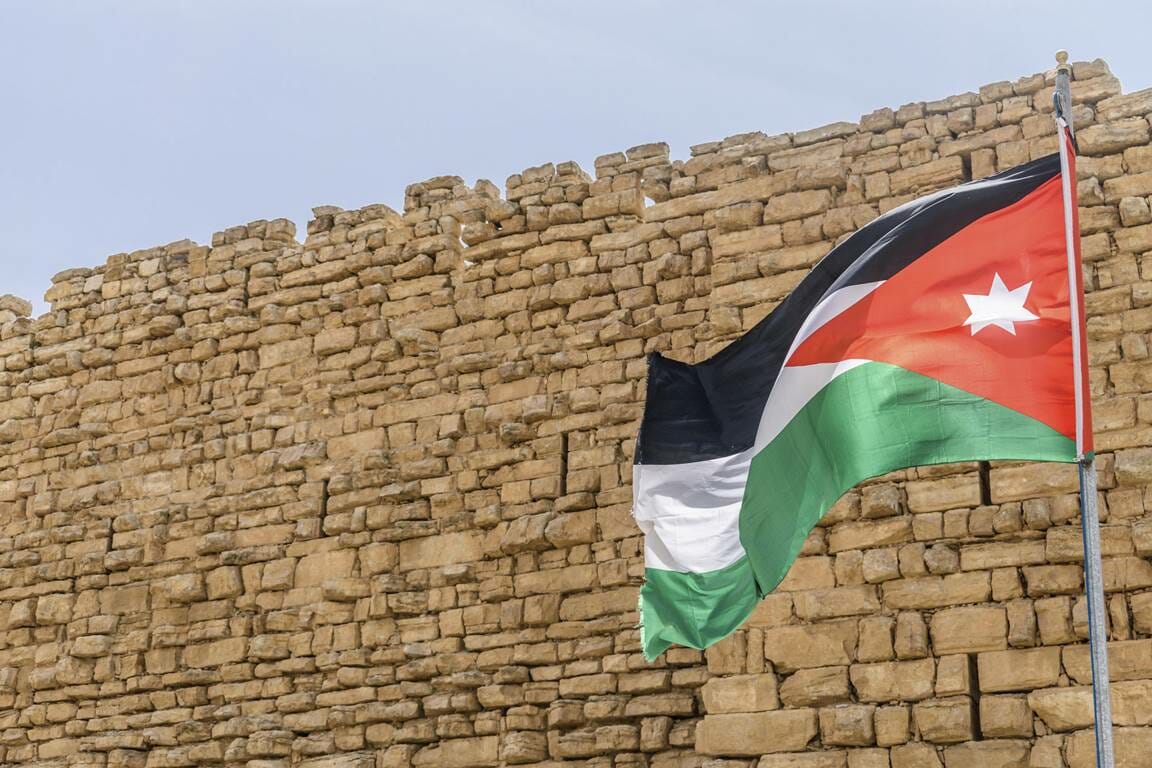 Jordaniens Flagge in Kerak (© imago images/Mint Images)