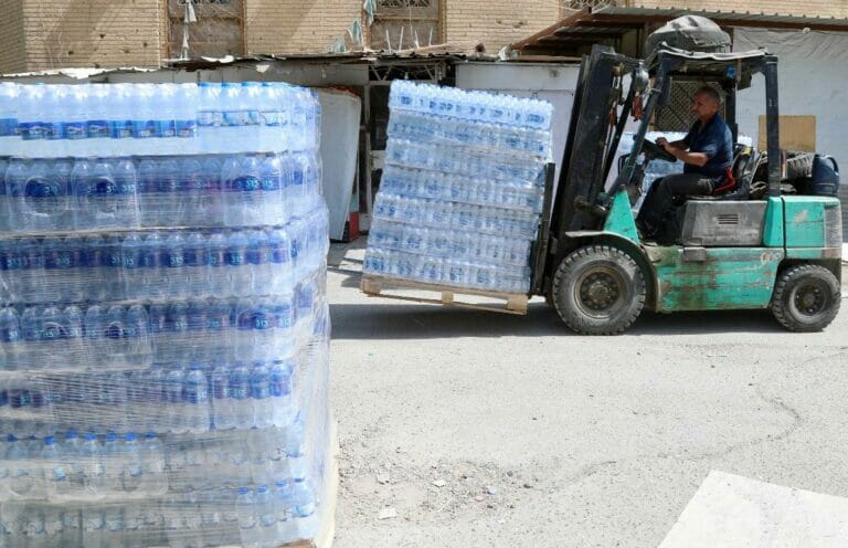 Der Wassermangel führt dazu, dass die Bevölkerung im Irak mancherorts mit Trinkwasserlieferungen unterstützt werden muss. (© imago images/Xinhua)