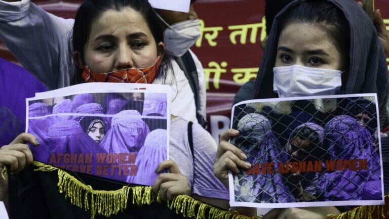 Afghaninnen in Indien demonstrieren gegen die Taliban