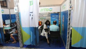 Mit einer dritten Impfdurchgang versucht Israel die Corona-Welle unter Kontrolle zu bringen
