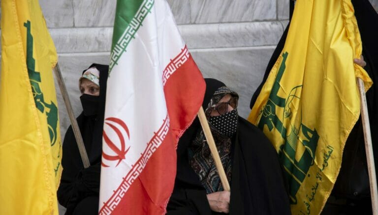 Iranische Frauen demonstrieren für die Hisbollah