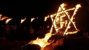 Palästinenser errichten brennen Davidstern mit Hakenkreuz