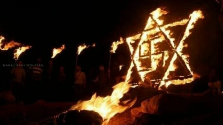 Palästinenser errichten brennen Davidstern mit Hakenkreuz