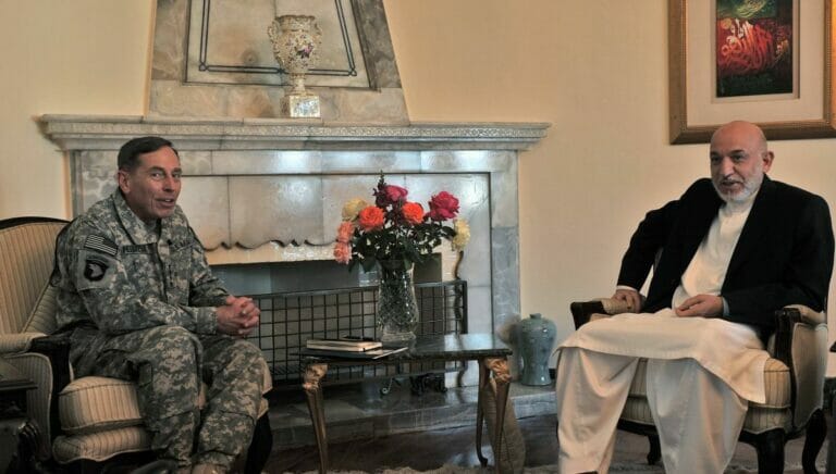 US-General Petraeus mit dem früheren afghanischen Präsidenten Karzai