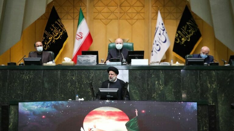 Irans neuer Präsident Raisi präsentiert dem Parlament sein Kabinett