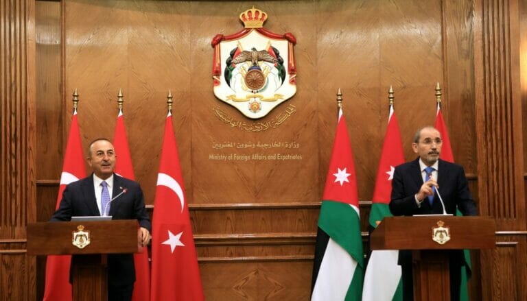 Der türkische Außenminister Cavusoglu auf einer Pressekonferenz mit seinem jordanischen Amtskollegen Safadi