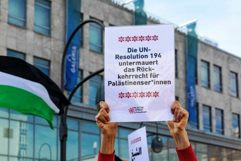Plakat auf einer Demonstration in Berlin im Mai 2021. Wie eine nicht-bindende UN-Resolution ein nicht existierendes Recht „untermauern“ soll, bleibt wie üblich ein Geheimnis. (© imago images/Achille Abboud)