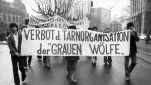 Türkische Demonstranten in deutschland fordern bereits 1980 ein Verbot der "Grauen Wölfe"