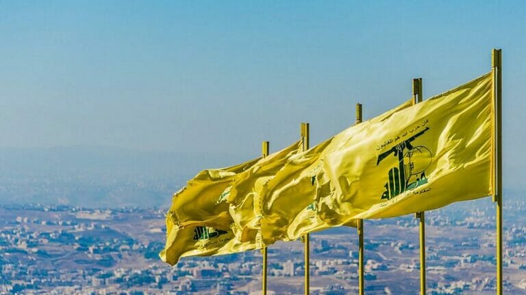 Die Flagge der Hisbollah weht über dem Libanon