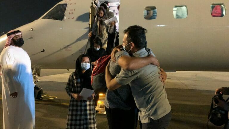 IsraAid-Chef Yotam Polizer begrüßt die afghanischen Flüchtlinge am Flughafen der Vereinigten Arabsichen Emirate