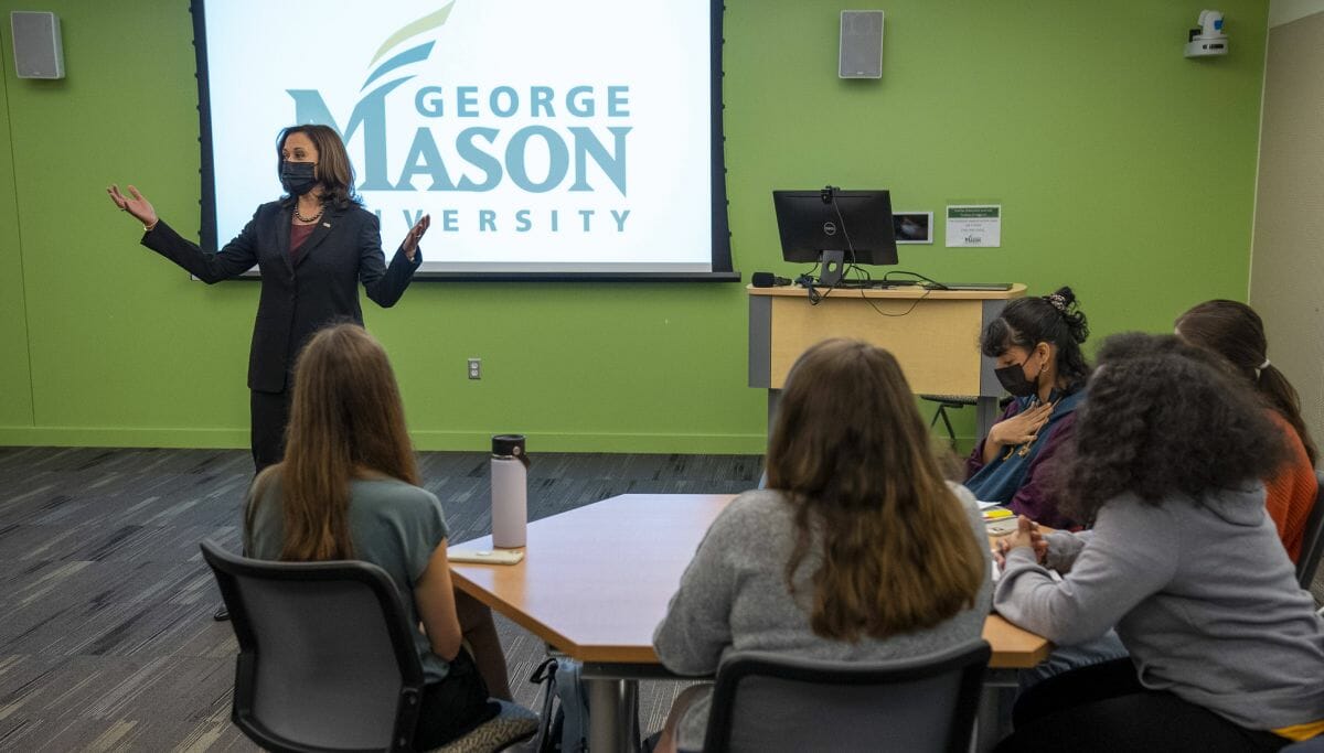 Kamala Harris bei ihrer Diskussion mit Studentinnen der George Mason University