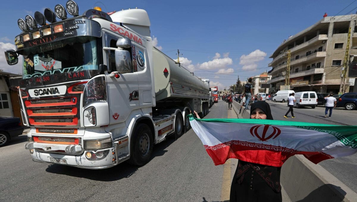Anhänger der Hisbollah feiern die Ankunft von Tanklastern mit iranischem Treibstoff