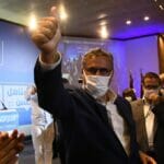 Der Vorsitzende der "Nationalen Sammlung der Unabhängigen", Aziz Akhennouch, feiert den Wahlsieg seiner Partei