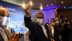 Der Vorsitzende der "Nationalen Sammlung der Unabhängigen", Aziz Akhennouch, feiert den Wahlsieg seiner Partei