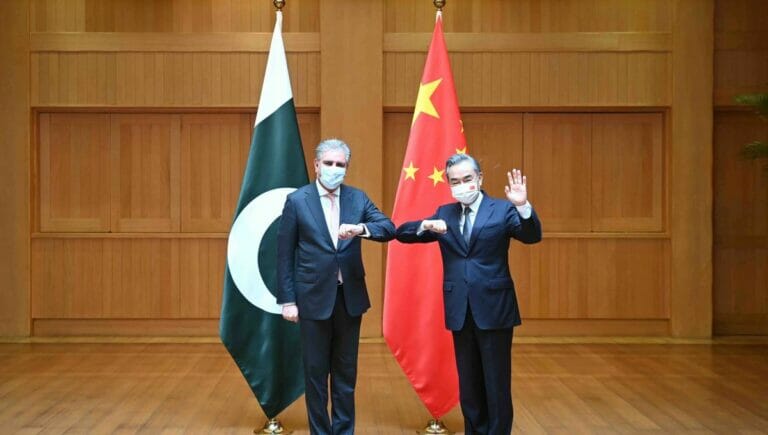 Pakistans Außenminister Shah Mahmood Qureshi und seine chinesischer Amtskollege Wang Yi auf ihrem Treffen in Chengdu im Juli 2021