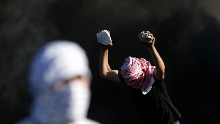 Palästinenser bewerfen Autos von Israelis mit Steinen