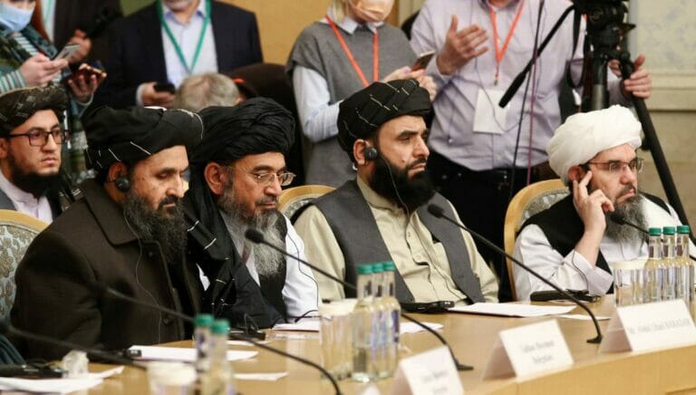 Der Führer, der als "pragmatisch" geltenen Fraktion der Taliban Ghani Baradar (mi.)