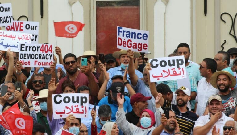 Tunesier demonstrieren gegen den Staatsstreich von Präsident Kais Saied