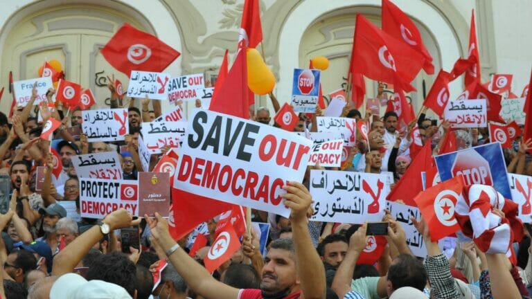 Rund 2.000 Tunesier demonstrierten gegen den autoritären Kurs von Präsident Kais Saied