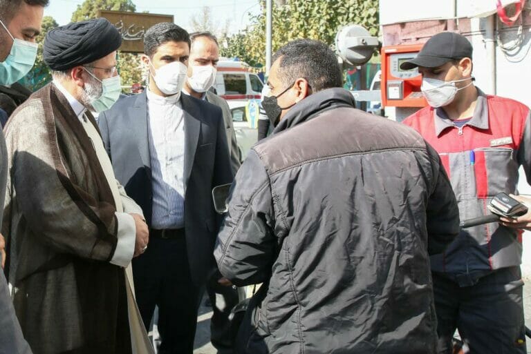Irans Präsident Ebrahim Raisi beim Lokalaugenschein an einer Tankstelle in Teheran. (© imago images/ZUMA Wire)