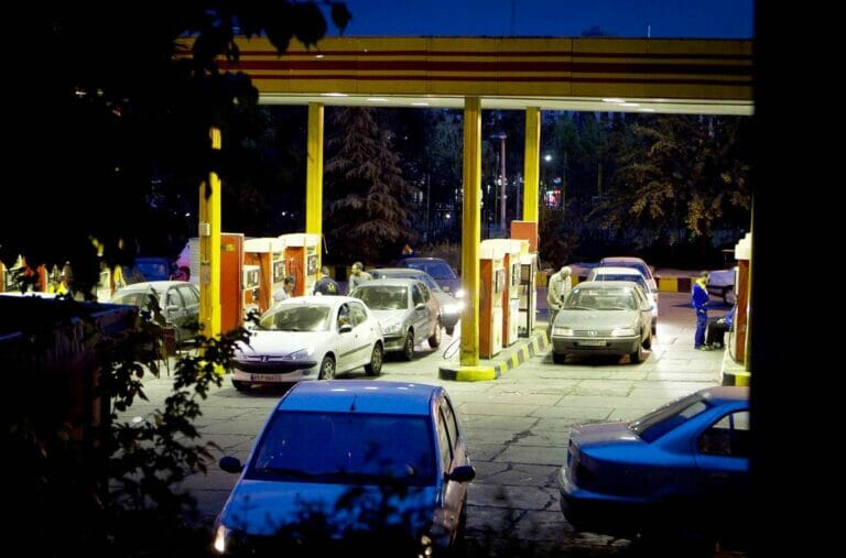 Nichts ging mehr beim Versuch, im Iran subventionierten Treibstoff zu bekommen. (© imago images/Xinhua)