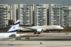 Für Khamenei unverzeihlich: Im Oktober 2020 landete die erste offizielle Delegation aus den Vereinigten Arabischen Emiraten am Ben-Gurion-Flughafen in Israel. (© imago images/Xinhua)