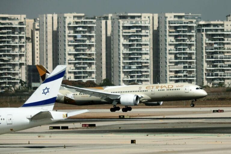 Für Khamenei unverzeihlich: Im Oktober 2020 landete die erste offizielle Delegation aus den Vereinigten Arabischen Emiraten am Ben-Gurion-Flughafen in Israel. (© imago images/Xinhua)