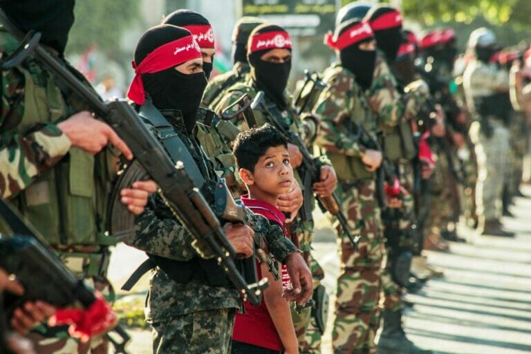 Aufmarsch von PFLP-Kämpfern. Die verbotenen palästinensischen NGOs sollen die "Lebensader" der Terrororganisation gewesen sein. (© imago images/Pacific Press Agency)