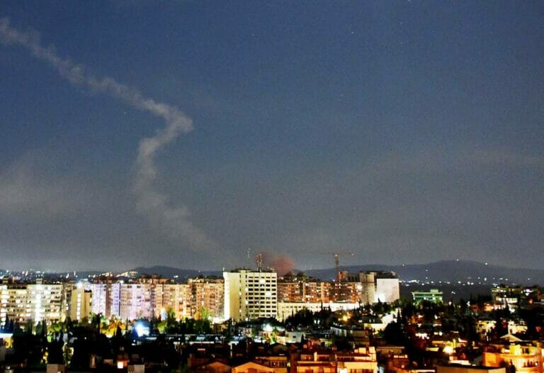 Der Himmel über der Hauptstadt Syriens bei einem früheren Angriff Israels. (© imago images/Xinhua)