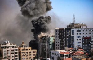 Das Debakel um das Verbot von sechs palästinensischen NGOs wegen deren Verbindungen zur Terrorgruppe PFLP erinnert an das Desaster infolge der Bombardierung des Jalaa-Turmes in Gaza in Gaza. (© imago images/ZUMA Wire)