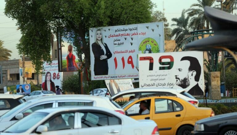 Wahlplakate für die bevorstehenden Wahlen im Irak