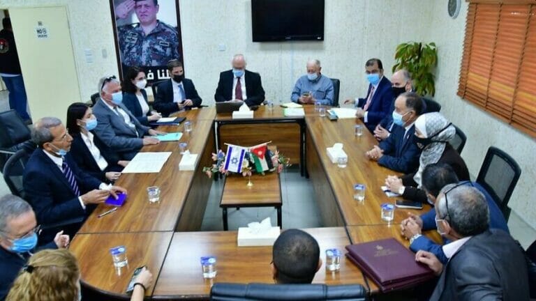 Mitglieder des "Joint Water Committee" unterzeichnen in Amman einen neuen Vertrag über Wasserlieferungen von Israel an Jordanien