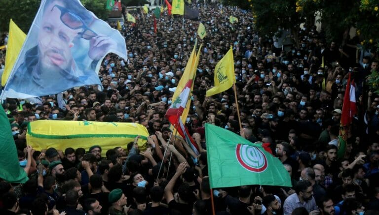 Hisbollah- und Amal-Anhänger beim Begräbnis der vergangene Woche in Beirut Getöteten