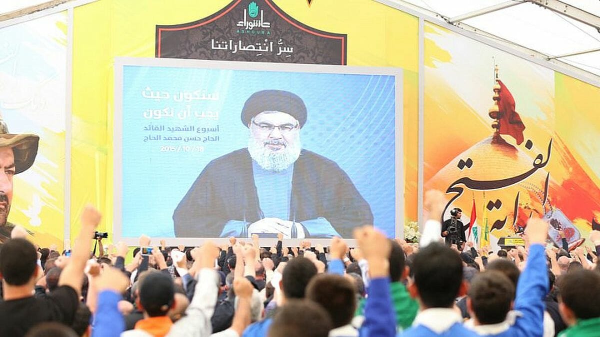 Hisbollah-anhänger wohnen einer ansprache ihres Führers Nasrallah bei