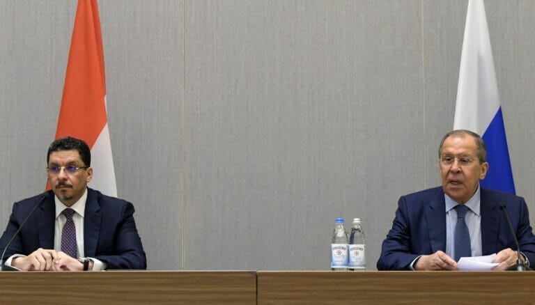 Jemens Außenminister Ahmed Awad bin Mubarak mit seinem russischen Amtskollegen Sergej Lawrow in Sotschi