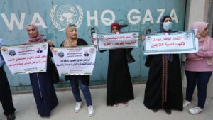 Palästinenserinnen protestieren vor der UNRWA in Gaza gegen die US-Bedingungen für Hilfsgelder