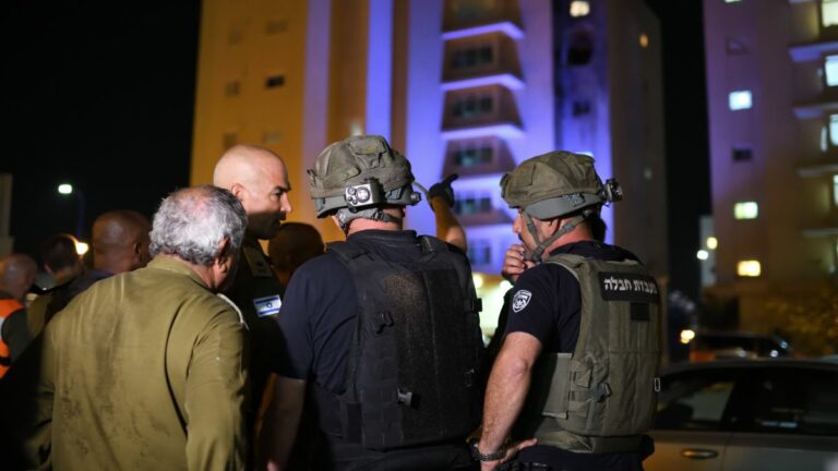 Der Chef des Heimatfrontkommandos, Uri Gordin, bei einem Raketeneinschlag während des Mai-Kriegs gegen die Hamas