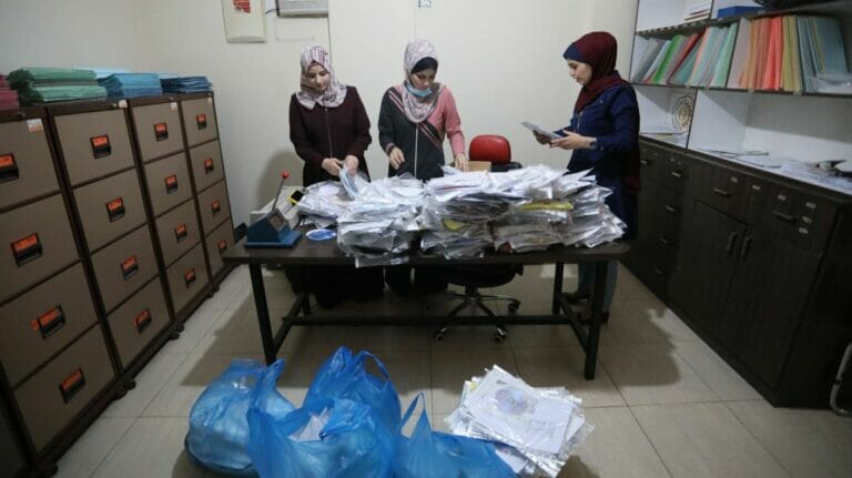 Palästinenserinnen in Gaza bearbeiten Anträge auf Arbeitserlaubnis in Israel